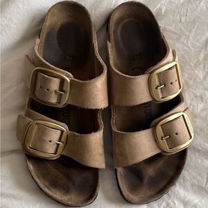 Women's Birkenstock Arizona Big Buckle Sandcastle Nubuck × 1
37 / NARROW